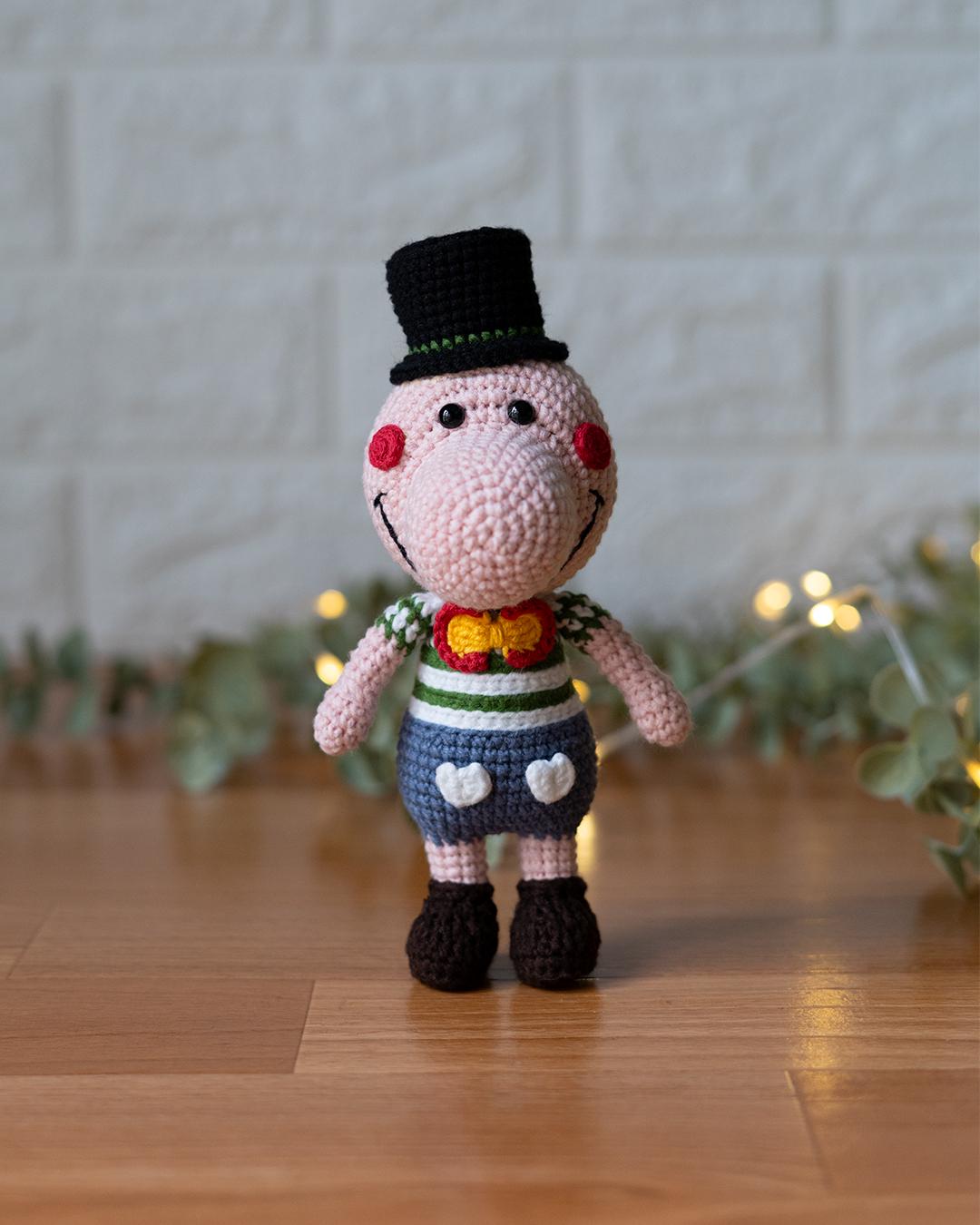 Crochet Pig Clown Amigurumi Pattern – Cute Circus Pig Doll