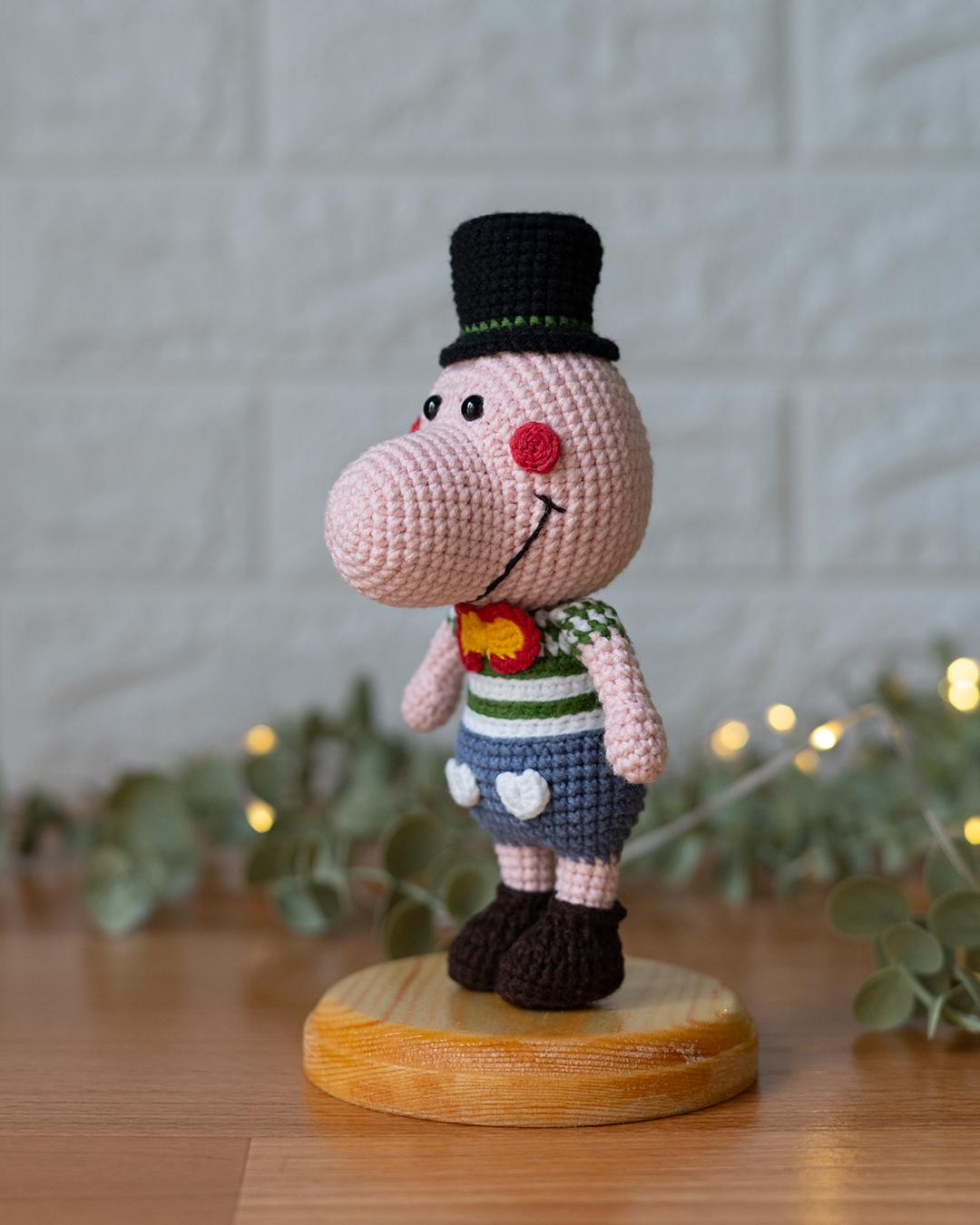 Crochet Pig Clown Amigurumi Pattern – Cute Circus Pig Doll